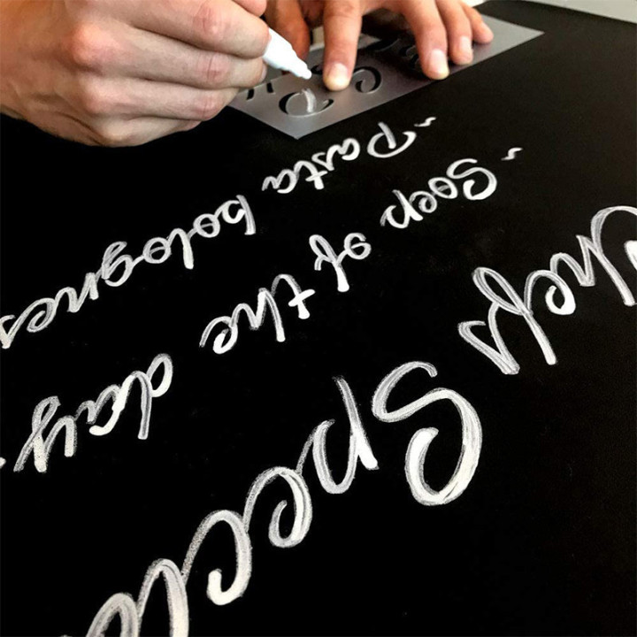 Pochoirs A4 Lettres et Chiffres - Ecriture décorative - Qbix