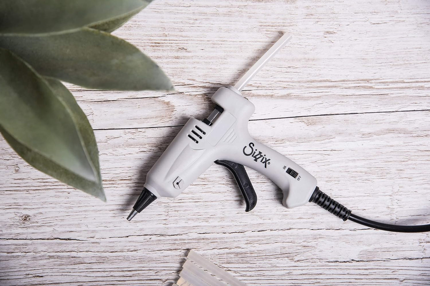 Pistolet à colle - Scrapbooking - Loisirs créatifs - Rechargeable avec bâton 7mm - Sizzix